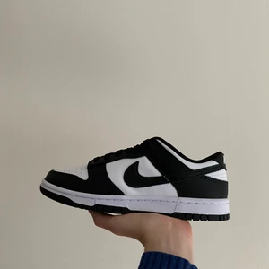 Nike dunk panda🐼 - Nike dunk panda🐼, helt nya med kvitto och box. Meetup sthlm annars står köparen för frakten (Men size)