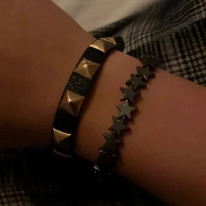 valentino liknande - valentino liknande armband, använd fåtal gånger (de vänstra) 💗