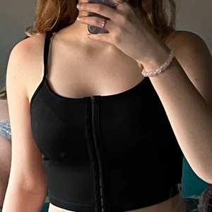 Corsett Linne strl S-M - Jätteont svart linne! Knäppe där fram. Köpte här på PLICK men det vart inte använt så mycket. Kan betalas med swisch, delar på frakten! 