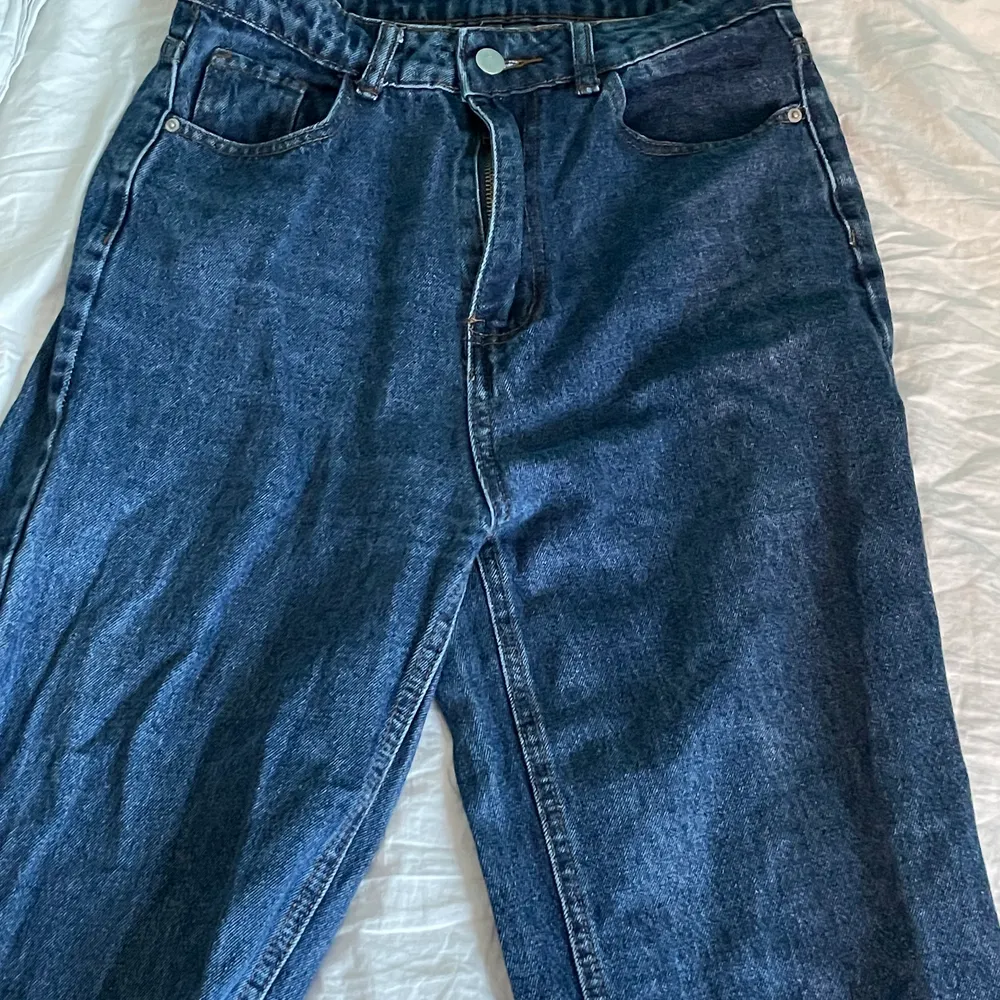 Dessa såså fina jeans från Boozt har blivit för korta för mig. Orginal pris: 480kr. Storlek S och är fortfarande fina trots att jag har använt dom en del. Kan betalas med swisch, delar på frakten. Pris kan alltid diskuteras. Jeans & Byxor.