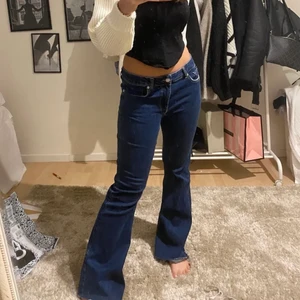 Bootcut jeans  - Blåa bootcut jeans från mango! Lågmidjade!!!! (Inte mina bilder utan bilder från henne jag köpte av) 💘💘💘