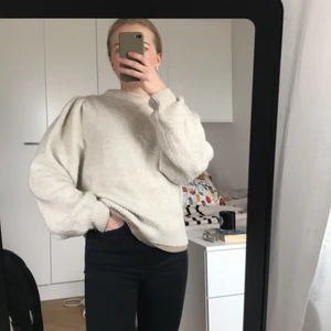 Stickad tröja Weekday - Tjock stickad tröja från Weekday med puffiga axlar. Storlek S.