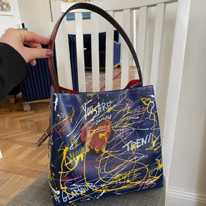 Unik Italiensk skinväska - Köpt väskan i Frankrike och inte hunnit använda den så mycket pga jag har andra väskor, säljer den för tycker det är synd att den ej använts. Nypris: 2500kr