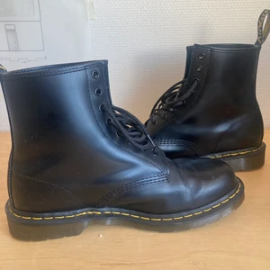 Dr Martens - Skorna är i nyskick förutom ytterst lite crease på en kängan (se bild). Inköpta förra året från Dr Marten hemsida, använda ungefär 10 gånger.