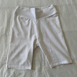 Vita cykelshorts  - Aldrig använda, nypris 99kr från Cubus