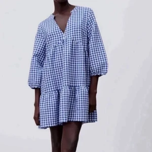 As snygg sommarklänning från zara strl S - Jag säljer min as snygga blå, vit rutiga sommarklänningen som tyvärr är för kort på mig som är 167. (Lånade bilder)  Köpt här på plick men är i nyskick, inga fläckar elr nåt💓 Bara att höra av sig om man vill ha fler bilder elr har några frågor💓💓 frakt står köparen för💓