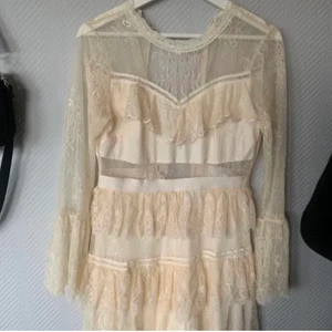 Studentklänning  - Super fin klänning köpt på raglady och endast använd en gång. PERFEKT till student eller liknande! Köpt för 1000kr         Startbud: 400kr buda i kommentarerna eller skriv privat!🤗 