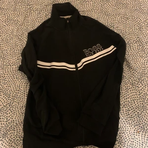 Hugo boss tröja  - Fick den 2020. Den passar mig inte längre. Storlek s-m. Köpt för 1250 nypris 750