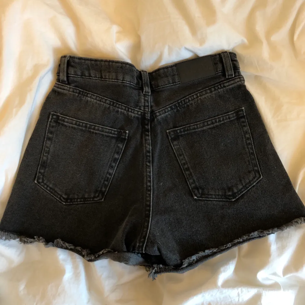 Svarta urtvättade jeansshorts från Monki. Funkar att ha så som de är eller med tunna strumpbyxor under om man gillar stockholmsstilen.❤️‍🔥❤️‍🔥❤️‍🔥. Shorts.