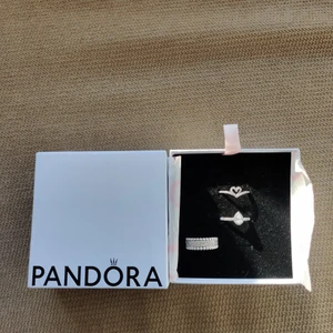 Sterling silver ringar från Pandora - Nya sterling silver ringar från Pandora! Säljer pga för stora för mina fingrar! Tror de passar genomsnittsfingret då mina är ganska smala.   Breda ringen 249 kr (stl 58, nypris 899 kr) Teardrop 149 kr   (stl 56, nypris 599 kr) hjärtat 149 kr  (stl 56, nypris 499 kr)  Kan skicka dem med posten (11 kr) men ansvarar inte om posten tappar bort ringarna!