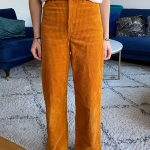 Orangea snygga manchesterbyxor  - Säljer mina grymma byxor från monki 🧡 Sparsamt använda. Väldigt fräscha nu till våren och sitter väldigt fint. Strl 32/xs 🌻 köparen står för frakt <3 