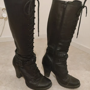 Klackskor  - Ett par jättefina svarta klackskor med dragkedja på sidan, 🙂