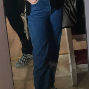 Levis jeans, ribcage straight storlek 24 - Levi’s jeans i bra skick, ingenting på jeansen är sönder eller missfärgat.