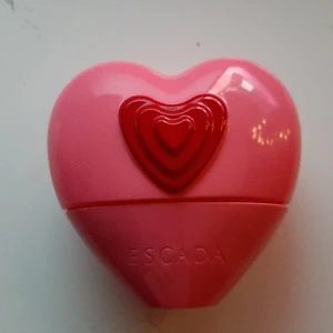 Escada candy love 30 ml - Använd något sprut. Säljes då jag inte hinner använsa upp den. 