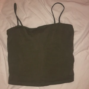 Grönt linne  - Ett grönt linne ifrån hm i str S. Köparen står för frakt.