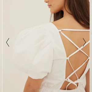 Vit klänning  - Säljer denna vita klänning från nakd. Köpte den på här på plick men den passade tyvärr inte🥰 superfint skick 