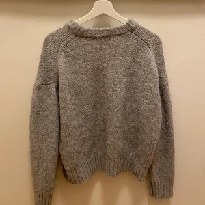 Stickad tröja  - En så fin grå stickad tröja från zara som tyvärr aldrig kommer till användning längre, fint skick 