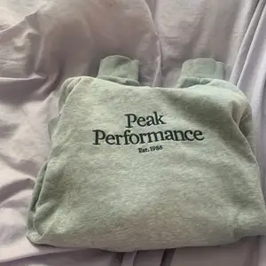 Efter mycket övervägande har jag valt att sälja min fina peak performance hodie ifrån kidsbrantstore! Jag säljer den då jag aldrig använder den längre och har bara användt den fåtal gånger! Den är i såå fint skick. Den är skrynklig då den bara ligger i garderoben. Den är i storlek 170 barn men skulle säga att den passar S/M i vuxen! Köpt för 699 tror jag förra året och säljer för 350 (köpt snabbt för 300 frakt tillkommer:) bara att höra av er vid minsta fundering eller annat prisförslag !❤️