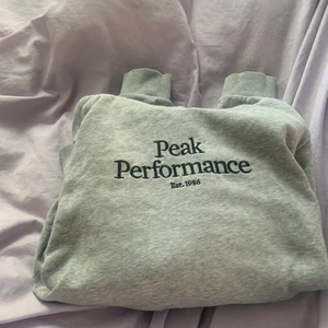 Peak performance Hodie! - Efter mycket övervägande har jag valt att sälja min fina peak performance hodie ifrån kidsbrantstore! Jag säljer den då jag aldrig använder den längre och har bara användt den fåtal gånger! Den är i såå fint skick. Den är skrynklig då den bara ligger i garderoben. Den är i storlek 170 barn men skulle säga att den passar S/M i vuxen! Köpt för 699 tror jag förra året och säljer för 350 (köpt snabbt för 300 frakt tillkommer:) bara att höra av er vid minsta fundering eller annat prisförslag !❤️