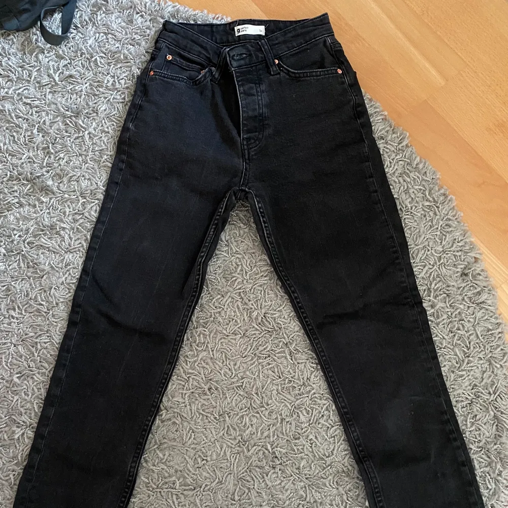 Straight leg jeans från Gina Tricot i storlek 34. Fint skick, för korta för mig som är 166cm. Hör av dig vid frågor eller för fler bilder💗 frakt tillkommer!. Jeans & Byxor.