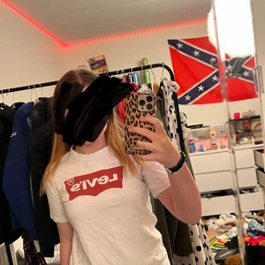 T-shirt - Säljer för jag aldrig använder. Använde ca 2gånger 2019. Bra skick passar xs- S skriv vid intresse eller frågor♥️