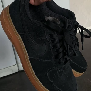 Af1 svarta i mocka - säljer dessa fina air force 1 i svart mocka tyg. Storlek 37/38, inget fel alls förutom skosnöret på ena skon (kolla sista bilden). Använda fåtal gånger och därför säljer för 330kr! 