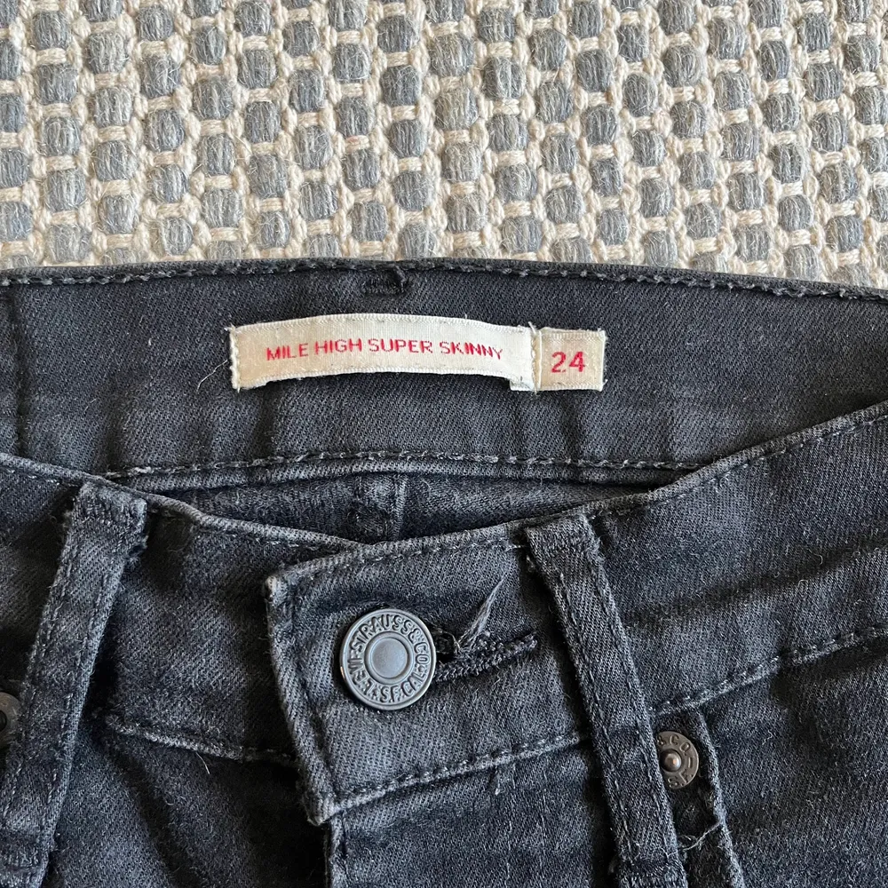 Jättefina Levis jeans i modellen mile high super skinny storlek W24 L32. Jeansen är använda men i ett bra skick. 100kr utan frakt. Jeans & Byxor.