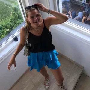 Zara volangkjol  - Säljer denna zara volangkjol, använd någon enstaka gång. I fint skick förrutom lite lite nopprig men det märks knappt. Strl S, 180kr + 66kr frakt ☺️spårbar frakt!