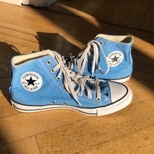 Converse - Vill få dom sålda snarast. Asbra skick förutom jättesvaga skuggor av smuts elr nåt men det syns endast på nära håll!