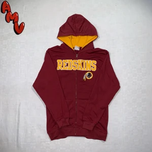 Vintage Hoodie/Zip - Vintage Hoodie/Zip.                                                                     No size tag                                                                                 Fits like S                                                                                Skick 10/10                                                                       Modellen är 185cm lång. Mer finns på sidan, skriv vid ytterligare frågor eller funderingar♻️🔌 Priser går alltid att diskuteras!