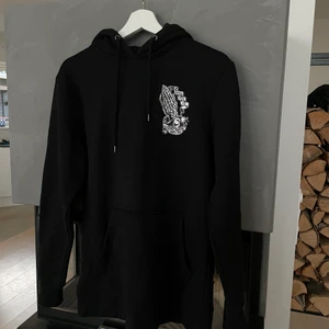 Hoodie  - En hoodie från Santa Cruz. Storlek M men passar dom som har storlek S. Köparen står för frakten🤍