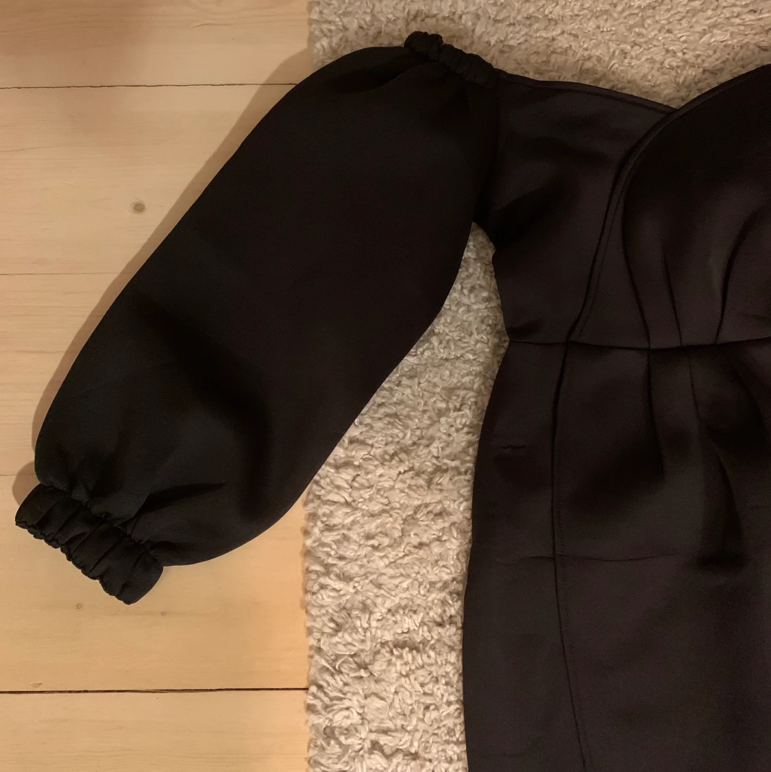 Svart miniklänning med bara axlar  - 90