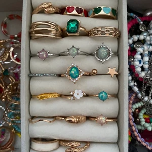 Smycken  - Fina ringar i fint skick! Alla är köpt på olika ställen så vet inte exakt vart alla är ifrån! Gratis frakt! STÅR DET INTE SÅLD PÅ ANNONSEN FINNS DEN FORTFARANDE KVAR ❤️❤️