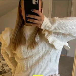 Volangtröja från Gina - Jag säljer min superfina volang tröja som jag köpt här på plick! Fint skick och inte använd särskilt många gånger☀️