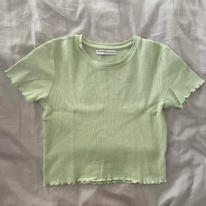 T-shirt - Pastellgrön tröja med mönster i och fin kant 💚 Väldigt lite använd. 