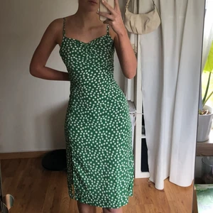 Klänning - Blommig grön klänning prefekt till sommaren!💫💐 Storlek S-M