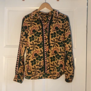 Skjorta Scotch &Soda - Aldrig använd pga att den är lite liten över bysten. Storlek S Älskar den och önskar egentligen att den passade. 