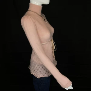 Tara Jarmon  - Söt överdel från Tara Jarmon, storlek S. I toppenskick! Ingen materiallapp, stretchig! Tara Jarmon tröjor går för upp till 2500kr på deras hemsida! Mått: Axel till axel 35cm, Ärmlängd 66cm, Armhåla till armhåla 40cm, längd 60cm. Spårbar fri frakt.  