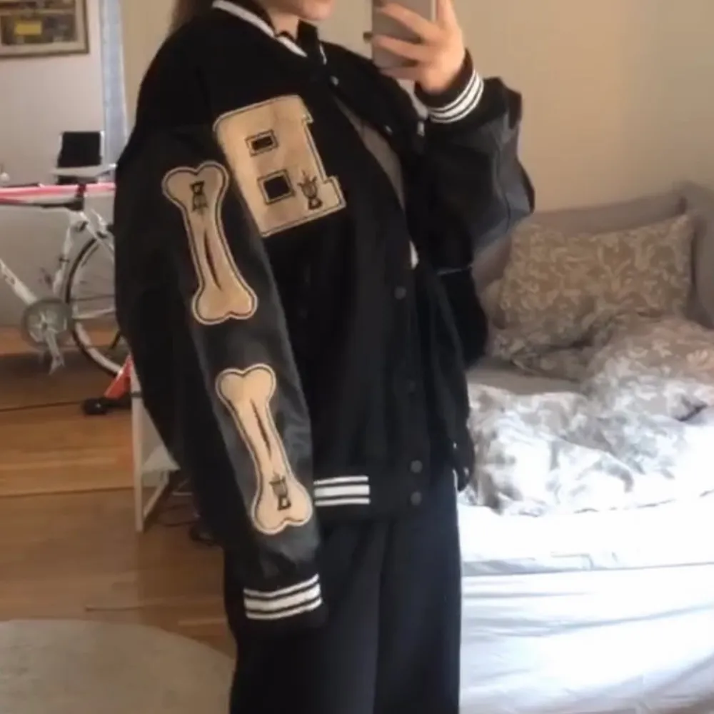 Intressekoll på min varsity jacka! Använd ca 2 ggr och är i fint skick. Köpt för 900kr💞💞 Den är oversized på mig och jag är 160cm. Jackor.