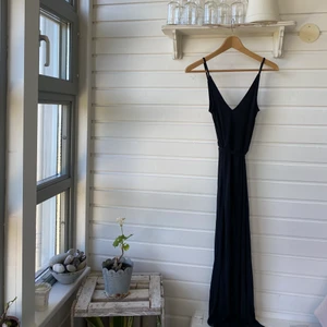 Snygg byxdräkt från Topshop - Byxdress från Topshop, ribbad gråsvart i storlek 34