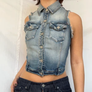 Jeansväst - Jeansväst i ljusare straight material. Visas på en s. Köpare står för 57kr spårbar frakt eller möts upp i Halmstad. Plagget är i gott defetfritt skick. 