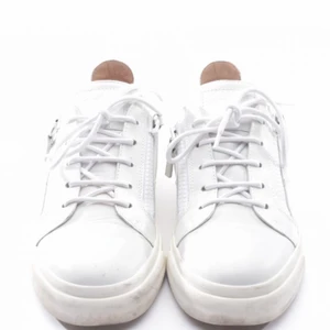 Giuseppe zanotti  - Bra skick bara lite smutsiga. Färg:Vit/ Beställningsvara tar ungefär 1 vecka att få hem📦 Kontakta mig för fler frågor.