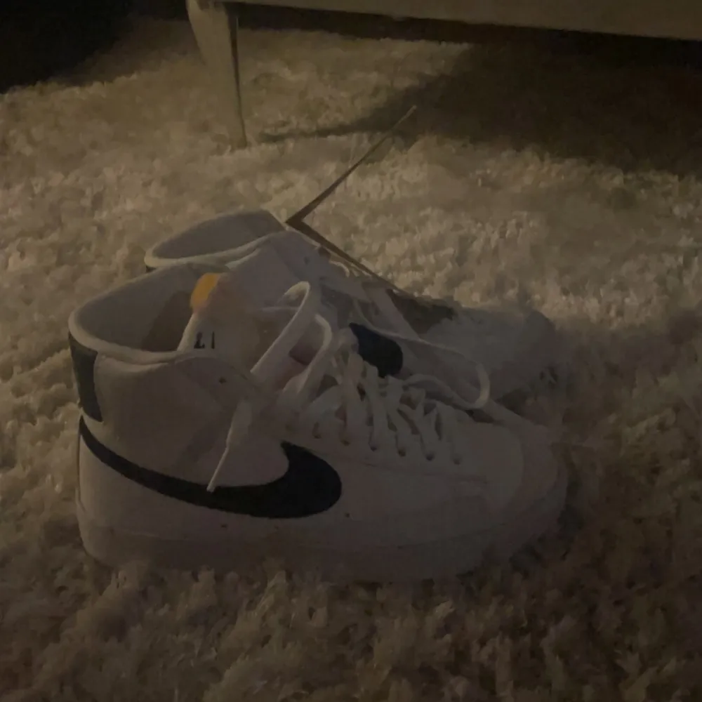 hej!! säljer dessa ALLDELES NYA superfina nikeskor som jag precis fick hem, men tyvärr satt lite litet. de är äkta! (priset kan diskuteras). Köpta för 1050 kr☺️☺️. Skor.