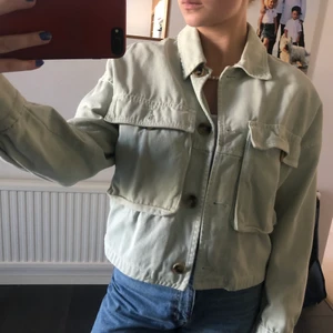 Grön jeansliknande jacka, Zara, stl xs  - En grön vårjacka från Zara i storlek XS men skulle säga att den passar en S också! Modellen är ”boxig” och jackan slutar vid höften. Säljer för att jag inte använder jackan längre. Frakt tillkommer, 45kr.