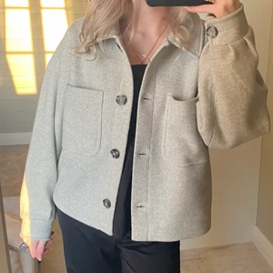 Vårjacka - Finaste vårjackan i grå. Säljes för 300kr+frakt💗 Köptes på NAKD för 900kr. Storlek 36/S💞 HÖGSTA BUD: 500kr+frakt! KÖP DIREKT FÖR 700KR+ FRAKT