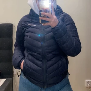 Peak Performance Jacka M - Trendig, varm och skön jacka från Peak performance. Köpt för 1700kr. Jackan har blivit limmad för två små hål så att dunet inte trillar ut, se bild 3, förutom detta är den i toppenskick. Jackan har dragkedja på 2 ytterfickor och 1 innerficka. Säljer den billigt då jag vill bli av med så mycket som möjligt ☺️ ✨Tveka inte på att ställa fler frågor, köparen står för frakten 💕