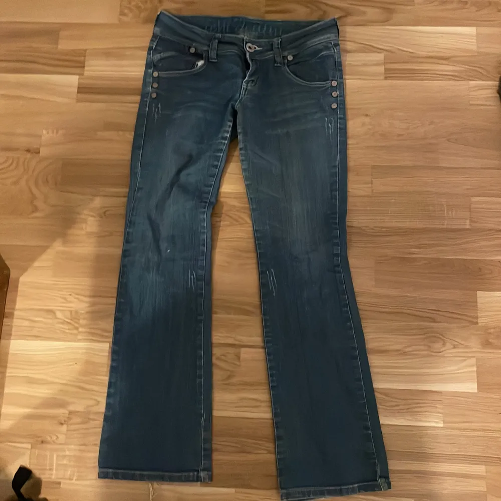 Lågmidjande jeans med bootcut (tror jag det heter). . Jeans & Byxor.