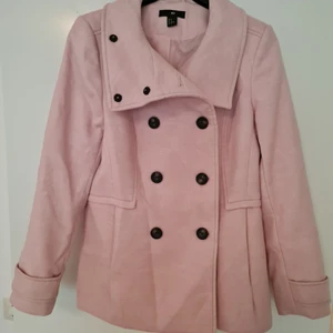 Vårjacka stl42 - Oanvänd fin kappa i härlig ljusrosa färg. Endast hängt i garderoben. Storlek 42