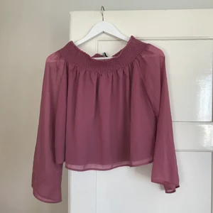 Blus  - Supersöt blus som kan användas som offshoulder från Nakd. Aldrig använd, endast prövad. Frakt tillkommer 💌