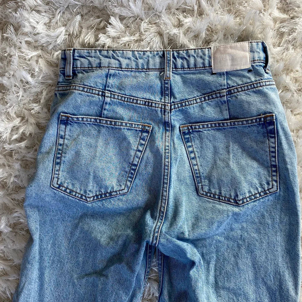 weekday ace high waist jeans. Jättesköna jeans jag tyvärr växt ur. Något använda men inte särskilt mycket. Nypris 500kr. Jeans & Byxor.